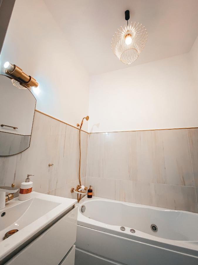 Luxury Family Apartment With Private Parking And Forest View Temesvár Kültér fotó